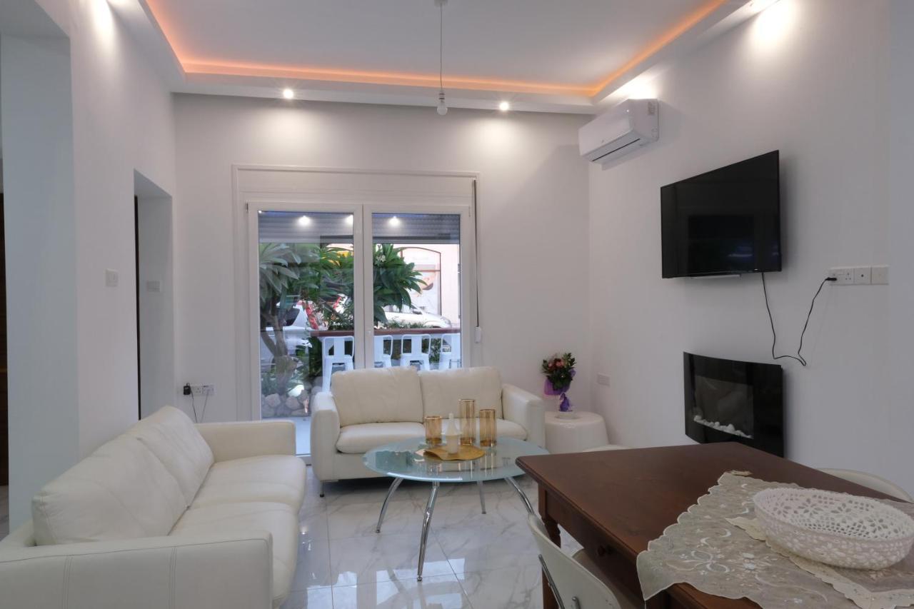 Luxury Fani House Next To Harbor Area With Jacuzzi Apartamento Pafos Exterior foto
